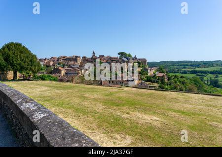 Belves, Frankreich - 11. Mai 2022: Blick auf die idyllische französische Landstadt Belves im Dordogne-Tal Stockfoto