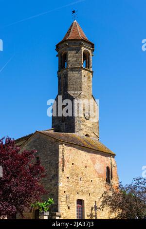 Belves, Frankreich - 11. Mai 2022: Blick auf die Kirche unserer Lieben Frau von Capelou in Belves unter blauem Himmel Stockfoto