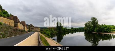 Beynac-et-Cazenac, Frankreich - 12. Mai 2022: Panorama des historischen mittelalterlichen Dorfes Beynac-et-Cadenac und des Flusses Dordogne Stockfoto