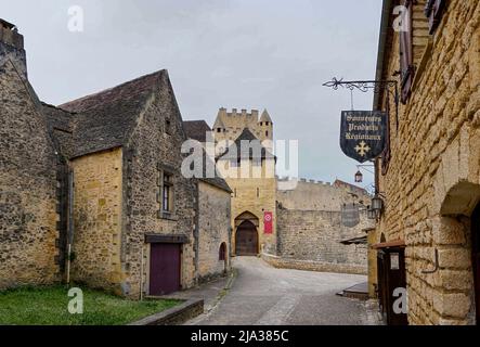 Beynac-et-Cazenac, Frankreich - 12. Mai 2022: Das historische und malerische mittelalterliche Dorf Beynac-et-Cadenac im Dordogne-Tal Stockfoto