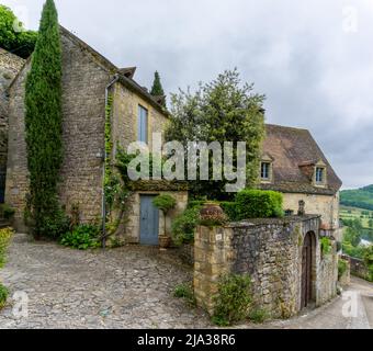 Beynac-et-Cazenac, Frankreich - 12. Mai 2022: Das historische und malerische mittelalterliche Dorf Beynac-et-Cadenac im Dordogne-Tal Stockfoto