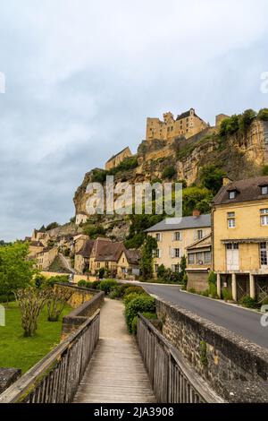 Beynac-et-Cazenac, Frankreich - 12. Mai 2022: Das historische und malerische mittelalterliche Dorf Beynac-et-Cadenac im Dordogne-Tal Stockfoto