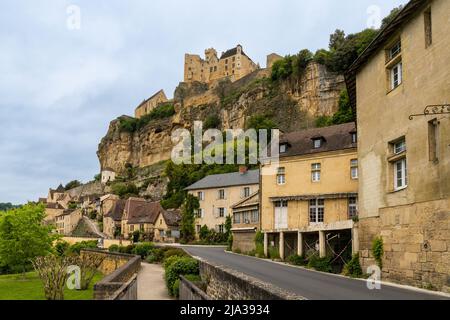 Beynac-et-Cazenac, Frankreich - 12. Mai 2022: Das historische und malerische mittelalterliche Dorf Beynac-et-Cadenac im Dordogne-Tal Stockfoto