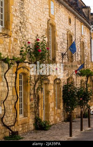 Monpazier, Frankreich - 11. Mai 2022: Das historische Rathaus in der Altstadt von Monpazier Stockfoto