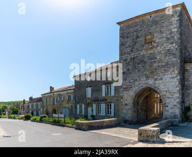 Monpazier, Frankreich - 11. Mai 2022: Gebäude der Außenmauer und des Stadttores im historischen Zentrum von Monpazier Stockfoto