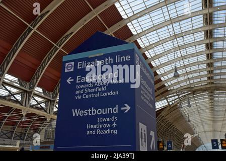 Wegweiser für die TFL Crossrail Elizabeth Line Züge fahren auf der Bahnhofsanlage am Bahnhof Paddington, London, Großbritannien Stockfoto