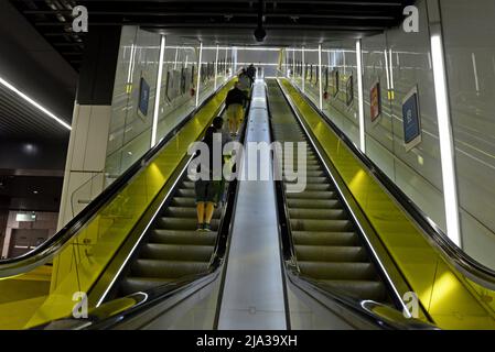 Passagiere, die am Eröffnungstag, dem 24.. Mai 2022, die Rolltreppen am neuen Bahnhof Canary Wharf Crossrail Elizabeth Line benutzen Stockfoto