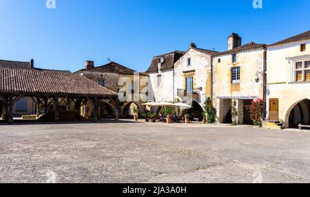 Monpazier, Frankreich - 11. Mai 2022: Blick auf den Place des Cornieres im historischen Stadtzentrum von Monpazier Stockfoto