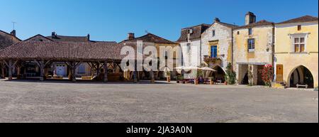 Monpazier, Frankreich - 11. Mai 2022: Panoramablick auf den Place des Cornieres im historischen Stadtzentrum von Monpazier Stockfoto