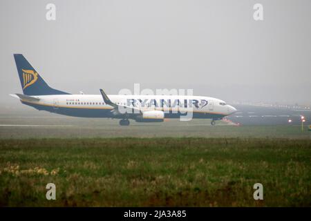 Ei-EKR Ryanair Boeing 737-800 mit Abflug vom Flughafen Eindhoven im Nebel Stockfoto