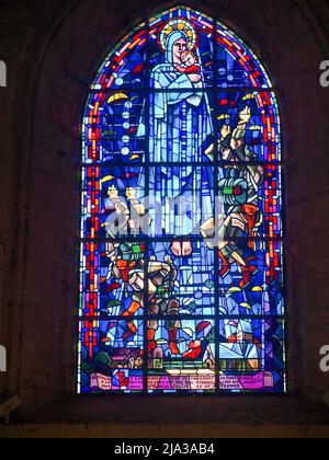 Fallschirmjäger in der Glasmalerei in der Kirche SAINTE-Mère-EGLISE in der Normandie Stockfoto