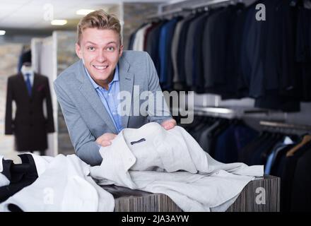 Erwachsene männliche Käufer in der Jacke Wahl Hemd Stockfoto