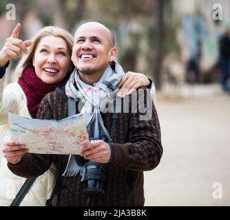 Reife Ehepartner mit Papierkarte Stockfoto