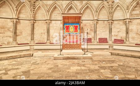 Stuhl im Kapitelhaus der christlichen mittelalterlichen Kathedrale in Lincoln, England. Stockfoto