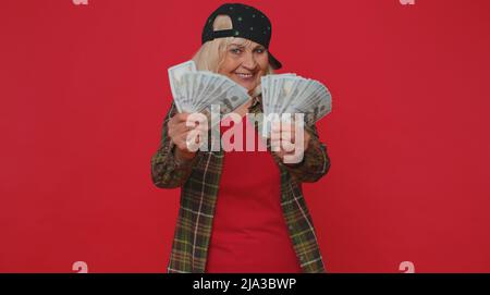 Reiche zufrieden Chef Senior Frau winken Geld Dollar Geldscheine wie ein Fan Erfolg Business Karriere Stockfoto