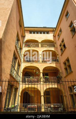 Lyon, Frankreich - 10. Mai 2022 : typisches farbenfrohes Wohnhaus mit Balkonen und Bögen in der Altstadt von Lyon Stockfoto