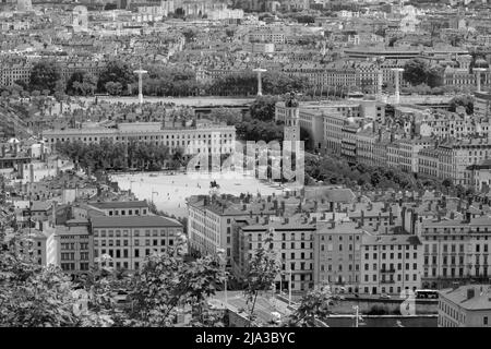 Panoramablick auf den großen Platz Bellevue, im Zentrum von Lyon in schwarz-weiß Stockfoto