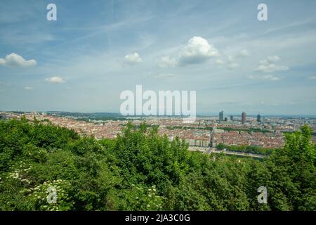 Lyon, Frankreich - 10. Mai 2022 : Panoramablick auf die schöne Stadt Lyon Stockfoto