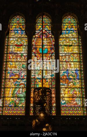 Lyon, Frankreich - 10. Mai 2022 : Innendekorierte Buntglasfenster der Basilika von Fourviere in Lyon Stockfoto