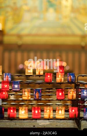 Bunte Kerzen in der Basilika Notre-Dame Fourviere in Lyon Stockfoto