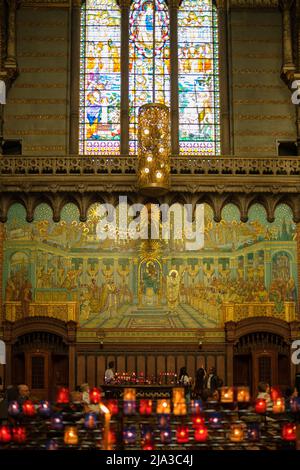 Lyon, Frankreich - 10. Mai 2022 : Bunte Kerzen und verzierte Glasfenster in der Basilika von Fourviere in Lyon Stockfoto