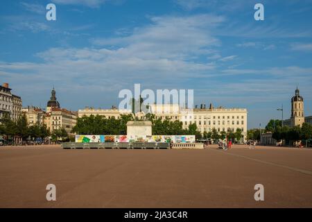 Lyon, Frankreich - 10. Mai 2022 : Panoramaansicht des berühmten Platzes Bellecour in Lyon Stockfoto