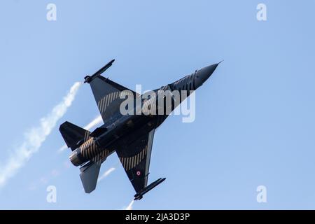 Baku - Aserbaidschan: 26. Mai 2022. Türkische F-16 Falcon - Soloturk Display Team während der Air Show. Türkische Falken auf Teknofest Stockfoto