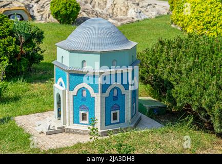 Bursa Green Tomb (türkisch: Yeşil Türbe) im Miniatürk Park von Istanbul, Türkei. Stockfoto