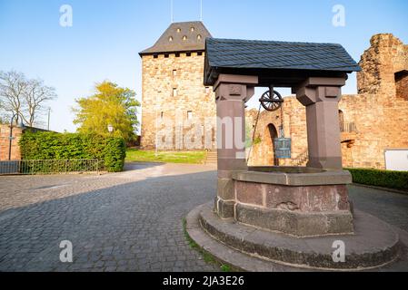 Schlossplatz mit Brunnen in Schloss Nideggen, Deutschland Stockfoto