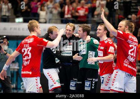 Aalborg, Dänemark. 25., Mai 2022. Die Spieler von Aalborg Handball feiern den Sieg nach dem dänischen HTH Herreliga-Spiel zwischen Aalborg Handball und Bjerringbro-Silkeborg Handball in der Jutlander Bank Arena in Aalborg. (Foto: Gonzales Photo - Balazs Popal). Stockfoto