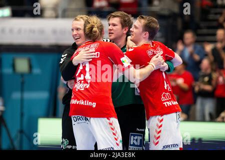 Aalborg, Dänemark. 25., Mai 2022. Die Spieler von Aalborg Handball feiern den Sieg nach dem dänischen HTH Herreliga-Spiel zwischen Aalborg Handball und Bjerringbro-Silkeborg Handball in der Jutlander Bank Arena in Aalborg. (Foto: Gonzales Photo - Balazs Popal). Stockfoto