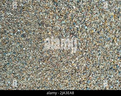 Schotterhintergrund, Draufsicht auf feinen bunten Schotter Stockfoto