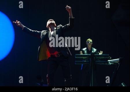 Mailand Italien 2013-07-18 : Live-Konzert von Depeche Mode im San Siro Stadium, Delta Machine Tour, dem Sänger Dave Gahan und dem Keyboarder Fletch, Andrew John Fletcher, während der Vorstellung Stockfoto