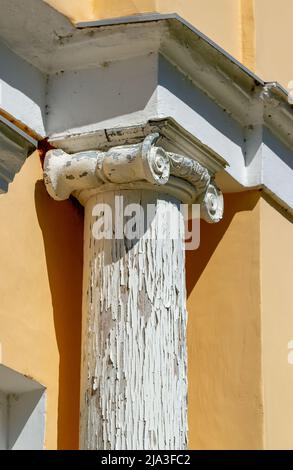 Detail einer hölzernen Säule eines alten Schlosses. Stockfoto