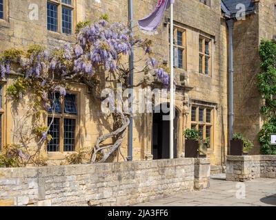 Außenansicht des Lygon Arms Hotel, mit Glyzinien, in der Cotswold-Stadt Broadway, Worcestershire, Großbritannien Stockfoto