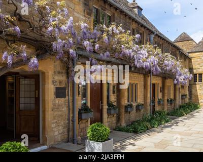 Außenansicht des Lygon Arms Hotel, mit Glyzinien, in der Cotswold-Stadt Broadway, Worcestershire, Großbritannien Stockfoto