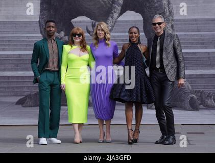 Mamoudou Athie, Bryce Dallas Howard, Laura dern, Dewanda Wise und Jeff Goldblum nehmen an einer Fotozelle für Jurassic World Dominion am Trafalgar Square in London Teil. Bilddatum: Freitag, 27. Mai 2022. Stockfoto