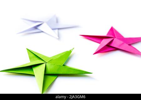 Rosa, grün und weiß Papier Stern Origami isoliert auf einem leeren Hintergrund. Stockfoto