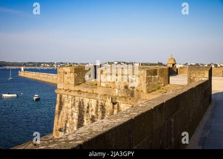 Saint-Malo Leuchtturm, Meer und Pier Blick von der Stadtbefestigung, Bretagne, Frankreich Stockfoto