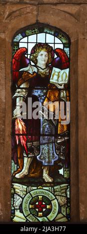 Buntglasfenster von Percy Bacon mit der Darstellung von St. Michael, St. James Church, Hanslope, Buckinghamshire Stockfoto