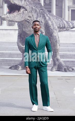 Mamoudou Athie nimmt an einer Fotozelle für Jurassic World Dominion am Trafalgar Square, London, Teil. Bilddatum: Freitag, 27. Mai 2022. Stockfoto