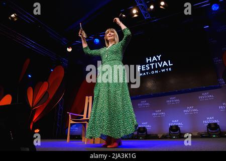 Hay-on-Wye, Wales, Großbritannien. 27.. Mai 2022. Yvette Fielding diskutiert das House in the Woods beim Hay Festival 2022 Programm für Schulen in Wales. Quelle: Sam Hardwick/Alamy. Stockfoto