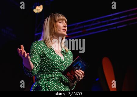 Hay-on-Wye, Wales, Großbritannien. 27.. Mai 2022. Yvette Fielding diskutiert das House in the Woods beim Hay Festival 2022 Programm für Schulen in Wales. Quelle: Sam Hardwick/Alamy. Stockfoto