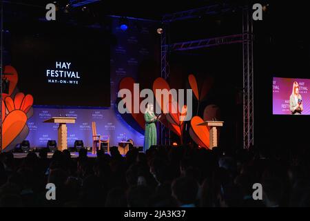 Hay-on-Wye, Wales, Großbritannien. 27.. Mai 2022. Yvette Fielding diskutiert das House in the Woods beim Hay Festival 2022 Programm für Schulen in Wales. Quelle: Sam Hardwick/Alamy. Stockfoto