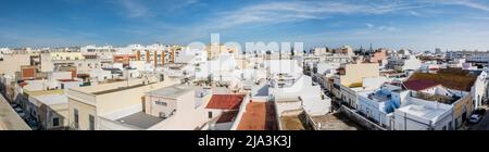 Panoramablick auf die kubistische Stadt Olhao, an der Algarve, Portugal. Stockfoto