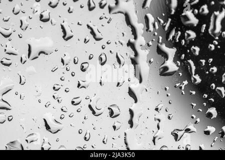 Nasser Regen fällt auf die Fenster Stockfoto