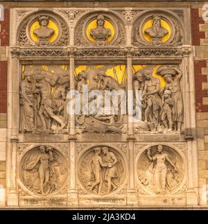 Amsterdam, Niederlande, Mai 2022. Ornamente an der Fassade des Amsterdamer Hauptbahnhofs. Hochwertige Fotos Stockfoto