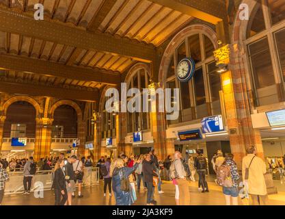 Amsterdam, Niederlande, Mai 2022. Die Halle des Hauptbahnhofs in Amsterdam. Hochwertige Fotos Stockfoto
