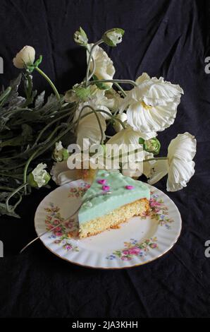 Waldmeister-Kuchen zu Hause. Stockfoto