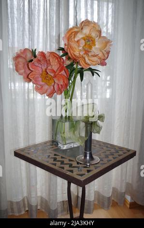 Pfingstrosen-Bouquet, zu Hause. Stockfoto